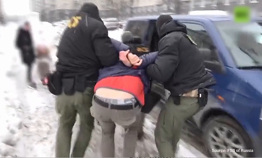 FSB Nga bắt nghi phạm “điệp viên ám sát” của Ukraine dưới trời tuyết trên phố